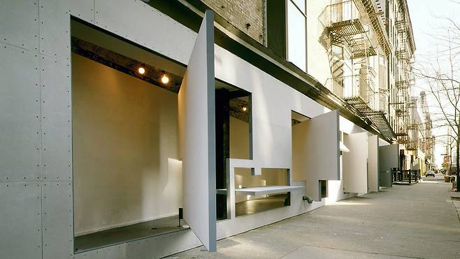 1993년 스티븐 홀과 비토 아콘치가 새롭게 디자인한 현재 ‘미술과 건축을 위한 스토어프런트’의 모습. 움직이는 파사드는 전시마다 새롭게 번안된다. © Steven Holl Architects
