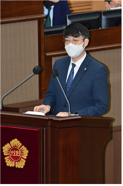 이병도 서울시의원이 지난 19일 서울시의회 본회의장에서 열린 제314회 임시회 제4차 본회의에서 실정질문을 하고 있다.