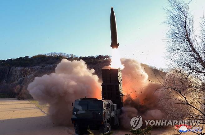 북, 신형전술유도무기 시험발사…김정은 참관·전술핵운용 강화