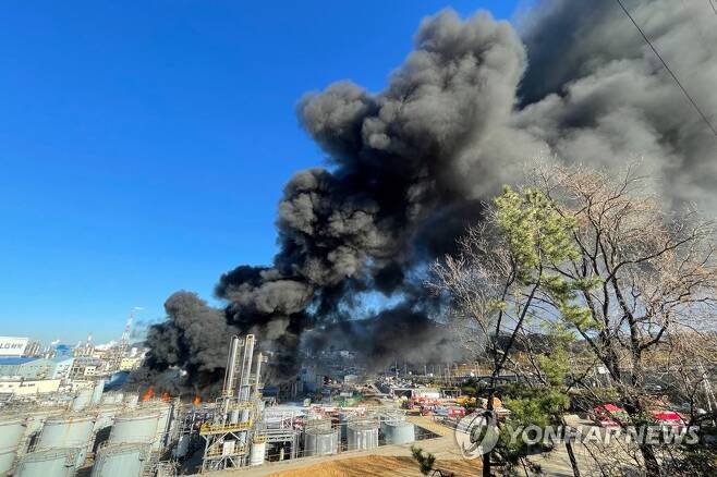 여수산단 화학공장서 불…치솟는 검은 연기 [연합뉴스 자료사진]