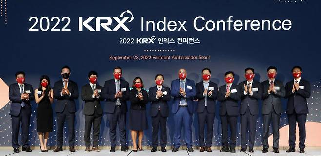 2022 KRX 인덱스 컨퍼런스에 참석한 주요 관계자들이 기념촬영을 하고 있다. 왼쪽 일곱번째부터 양태영 한국거래소 부이사장, 샤블아지(Charbel Azzi) S&P DJI 아시아대표. (사진=한국거래소)