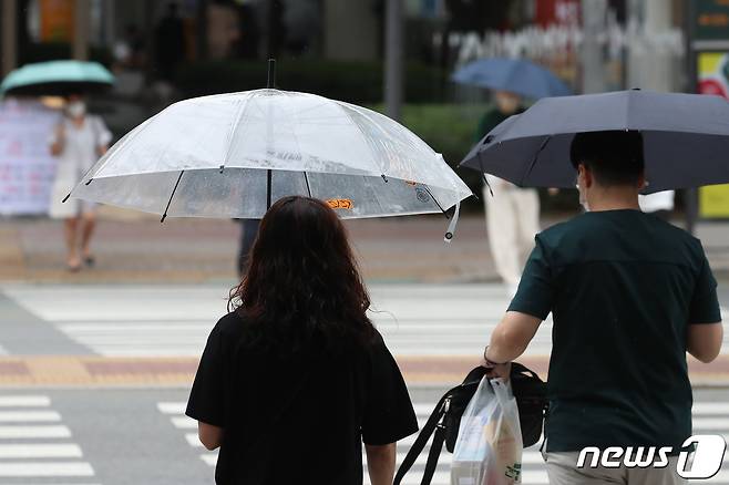 우산을 쓴 시민들이 길을 건너고 있다. /뉴스1 DB