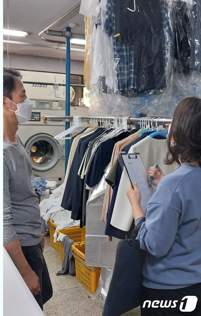 양천구 관계자가 세탁업소를 대상으로 공중위생서비스 평가를 진행하고 있다.(자료사진, 양천구 제공)