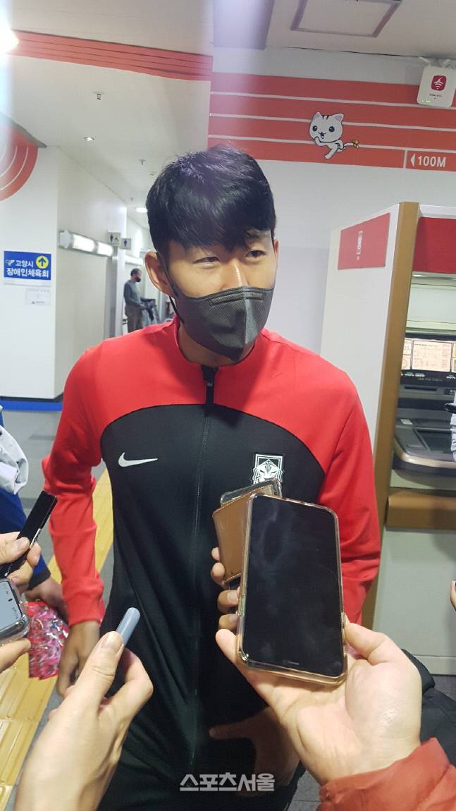 축구대표팀 주장 손흥민이 23일 고양종합운동장에서 열린 코스타리카와 A매치 평가전을 마친 뒤 공동취재구역에서 취재진과 인터뷰하고 있다. 고양 | 김용일기자