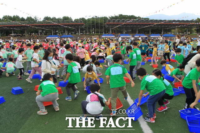 경기 과천 관문체육공원에서 23일 '열린 어린이 한마음 체육대회'에서 어린이들이 색판 뒤집기 게임을 하고 있다./과천시 제공