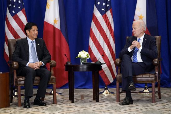 페르디난드 마르코스 필리핀 대통령(왼쪽)과 조 바이든 미국 대통령( 오른쪽)이 22일(현지시간) 미국 뉴욕에서 정상회담을 하고 있다. [이미지출처=AP연합뉴스]