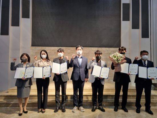 ‘올해 지방재정 우수사례 발표대회’ 후 지방재정 우수사례 수상자들이 기념 사진을 찍고 있다.