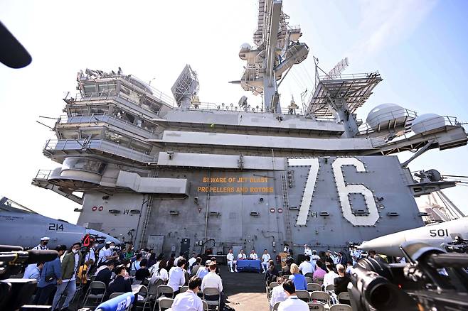 23일 부산 남구 해군작전사령부에  미해군의 핵추진 항공모함로널드 레이건함(CVN-76) 이 입항한 가운데 로널드레이건 함장 골드해머 대령이 기자들의 질문에 답변을 하고 있다. 사진공동취재단