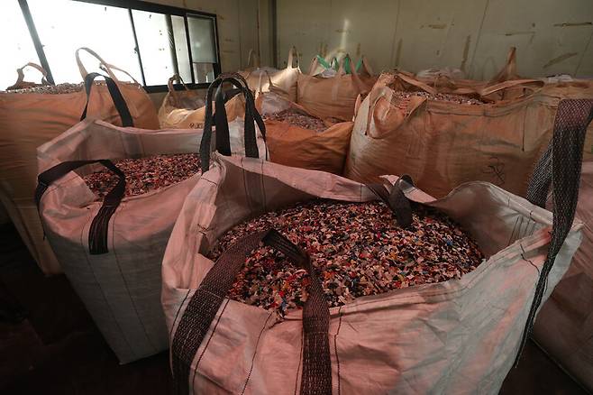 지난해 7월22일 경기도 화성의 한 플라스틱 재활용 공장. 물리적 재활용을 해 분쇄된 폐플라스틱 재활용 원료가 쌓여있다. 화성/강창광 선임기자 chang@hani.co.kr