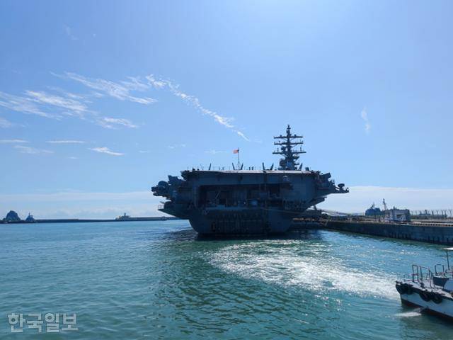 23일 부산 남구 해군작전사령부에 미 해군 핵추진 항공모함 로널드 레이건함이 입항하고 있다. 부산=김진욱 기자