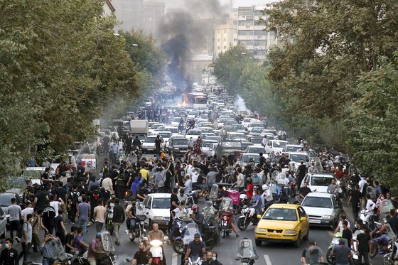 지난 21일 이란 수도 테헤란에서 시위대가 도로를 점거하고 반정부 시위를 벌이고 있다. AP=연합뉴스