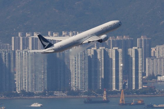 지난 3월 31일 홍콩 공항에서 항공기가 이륙하고 있다. 로이터=연합뉴스