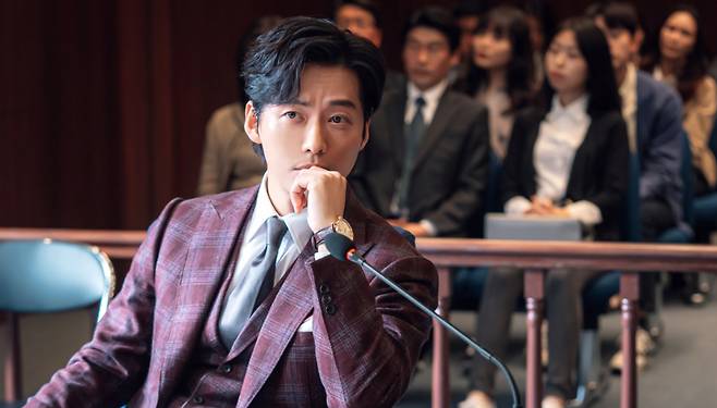 Namkoong Min stars as skilled lawyer Chun Ji-hoon in "One Dollar Lawyer" (SBS)