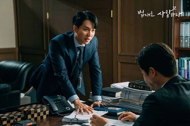 Lee Seung-gi plays ex-prosecutor Kim Jung-ho in "The Law Cafe" (KBS)