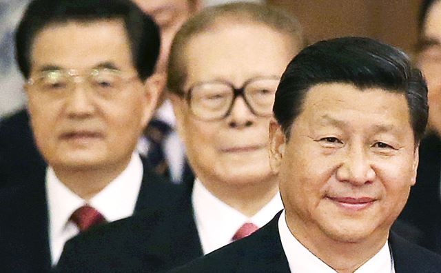 덩샤오핑 이후의 중국 지도자들. 왼쪽부터 후진타오, 장쩌민, 시진핑이다. 장쩌민은 모든 수단과 방법을 동원해 권력을 거머쥐기 위해 분투했다. 반면 후진타오는 지도자 간의 협의와 타협을 중시했다. 현재의 시진핑 국가주석은 장쩌민을 능가하는 ‘권력의 화신’이라는 평을 듣고 있다. 다음달 열리는 공산당 20차 당대회에서 시진핑은 3연임에 성공할 것으로 예상된다. 21세기북스 제공