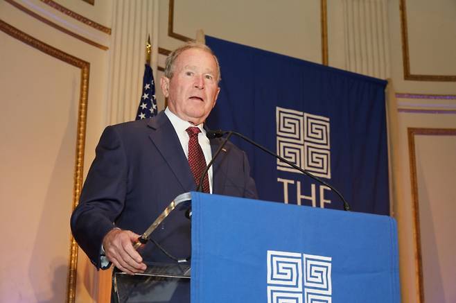 조지 W. 부시 전 미국 대통령이 22일(현지시간) 뉴욕 맨해튼 플라자호텔에서 열린 코리아소사이어티 연례만찬에 참석해 연설을 하고 있다. /사진제공=코리아소사이어티