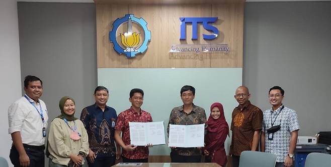 부산항만공사(BPA) 인도네시아 합작법인인 PLC와 ITS대학교가 항만물류 분야 교류 협력을 위한 업무 협약을 체결하고 기념사진을 찍고 있다. 부산항만공사 제공