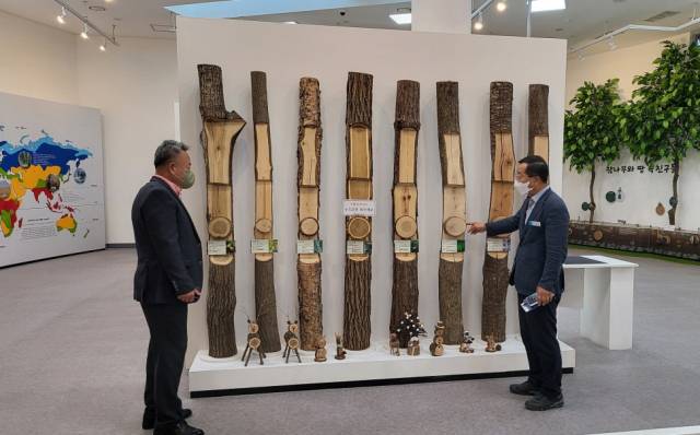 ▲유재준 푸른도시사업소장(오른쪽)이 성산구 삼동동 소재 창원수목원을 찾아가 전시된 시설물의 미비점 보완 등을 직원에게 주문하고 있다. ⓒ푸른도시사업소 산림휴양과 최선아 주무관