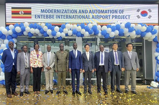 22일 우간다 엔테베 국제공항에서 열린 공항 운영 시스템 구축 기념 행사 참석자들이 기념촬영을 하고 있다.