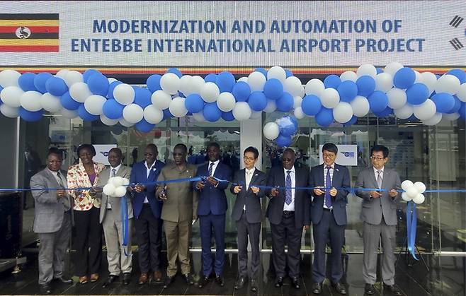 22일 우간다 엔테베 국제공항에서 열린 공항 운영 시스템 구축 기념 행사장에서 참석자들이 테이프커팅을 하고 있다.
