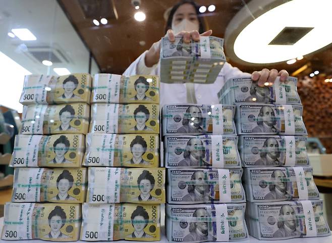 지난 22일 오전 서울 중구 하나은행 위변조대응센터에서 직원이 달러화를 정리하고 있다. 뉴시스