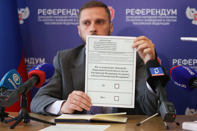 블라디미르 비소츠키 도네츠크 인민공화국(DPR) 중앙선거관리위원장이 22일(현지 시각) 러시아 영토 합병 주민투표 용지를 들고 있다. ⓒ타스연합