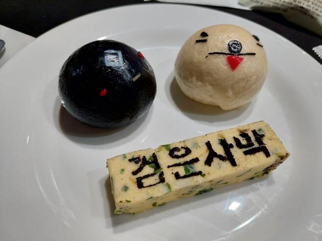 '검은사막'의 마스코트 '흑정령' 모양으로 만들어진 빵과 버터.