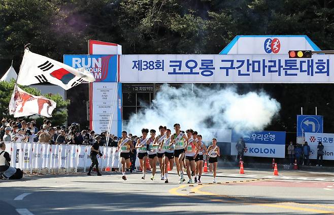 24일 경북 경주시에서 열린 코오롱 구간 마라톤 대회 시작점에서 고등부 선수들이 출발하고 있다./김동환 기자