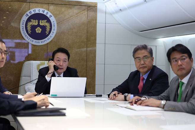 영국·미국·캐나다 순방을 마친 윤석열 대통령이 24일(한국시간) 오타와 국제공항에서 공군 1호기가 이륙하기 직전 안보상황점검회의를 주재하며 북한의 SLBM 발사 도발 동향을 파악하고 대응책을 지시하고 있다. ⓒ뉴시스