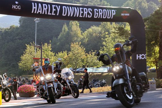 할리데이비슨 라이더의 축제 ‘제24회 코리아 내셔널 호그랠리’가 23일 강원도 횡성군 웰리힐리 파크에서 3년 만에 다시 열린 가운데 24일 오전 1000여 대의 할리데이비슨 모터사이클이 그랜드 투어 주행을 하고 있다. 호그는 Harley-Davidson® Owners Group(할리데이비슨 오너스 그룹)의 약자로, 국내를 포함해 전 세계에 130만 명 이상의 회원을 보유하고 있는 단체다. 이번 호그랠리에 참여하는 인원은 약 1600여 명으로, 역대 최다 참가 인원을 기록하게 됐다. 사진=서동일 기자