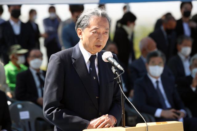 하토야마 유키오 전 일본 총리가 24일 오전 전남 진도군 고군면 왜덕산 위령제에 참석해 추모사를 하고 있다. 진도=연합뉴스