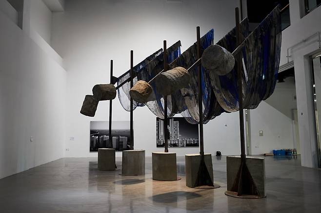 An installation view of "Untitled: Bluecatcher" by Phyllida Barlow at Museum of Contemporary Art Busan (Busan Biennale Organizing Committee)