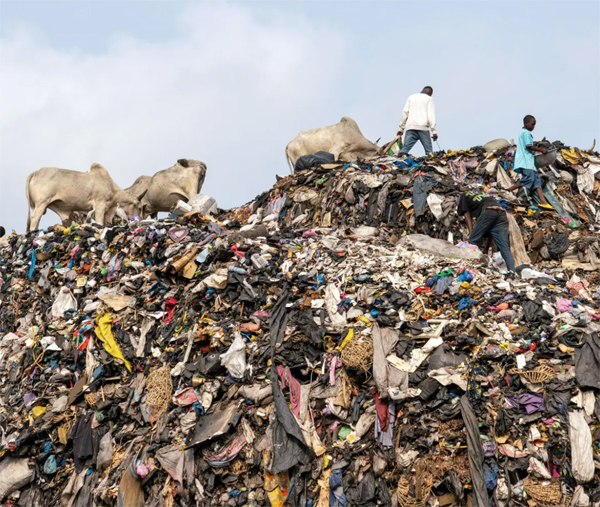 무수한 옷더미가 쌓여 쓰레기 산을 이룬 가나 수도 아크라 모습 [사진 출처 = The Guardian]