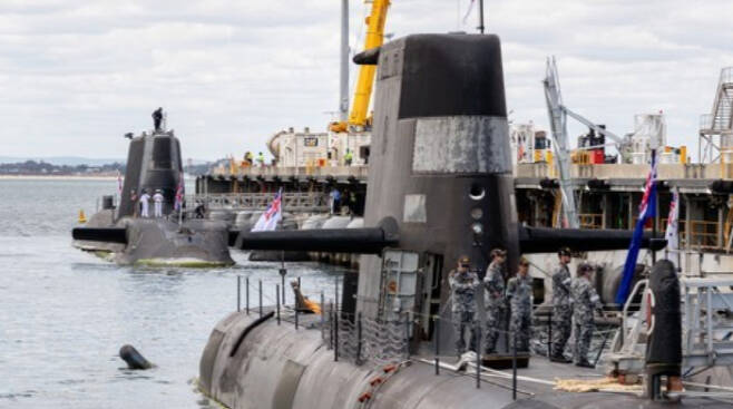호주 퍼스 해군기지에 정박한 영국 핵 추진 잠수함 [사진 = 연합뉴스]