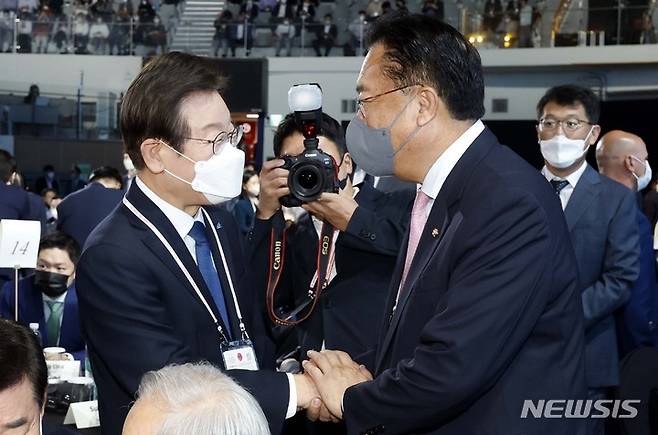 [서울=뉴시스] 국회사진기자단 = 정진석 국민의힘 비대위원장과 이재명 더불어민주당 대표가 20일 서울 장충동 장충체육관에서 열린 2022 세계지식포럼 개막식에서 인사를 하고있다. 2022.09.20. photo@newsis.com