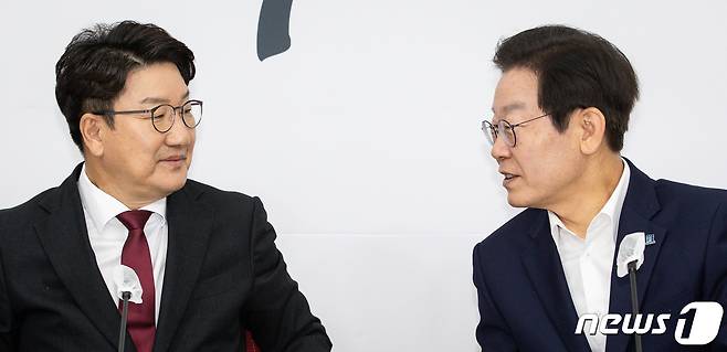 권성동 전 국민의힘 원내대표(왼쪽)와 이재명 더불어민주당 대표 2022.8.31/뉴스1 ⓒ News1 유승관 기자