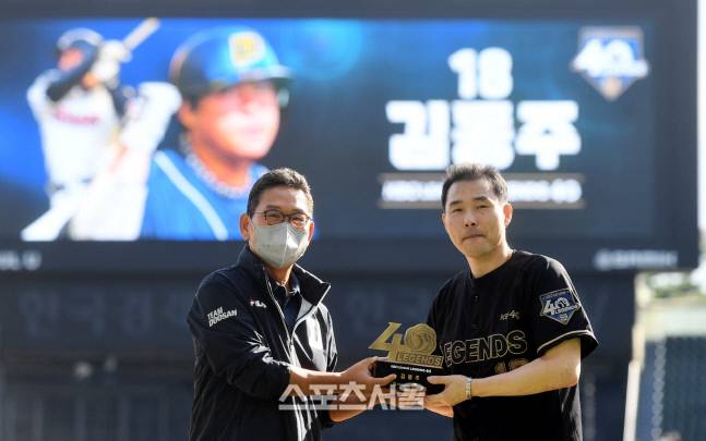 김동주가 25일 잠실야구장에서 열린 KBO리그 레전드 40인 시상식에서 두산 전풍 사장에 기념 트로피를 받은 후 기념촬영을 하고 있다. 잠실 | 최승섭기자 thunder@sportsseoul.com