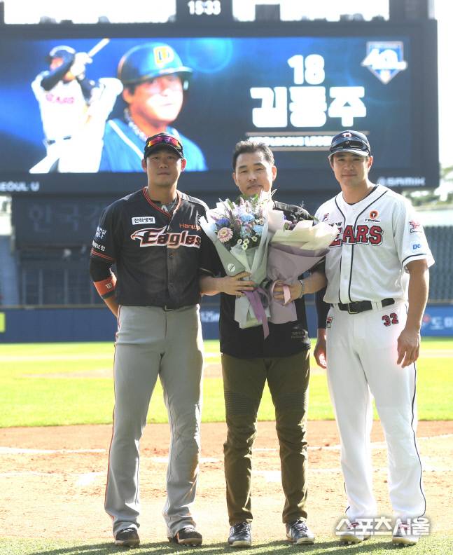 김동주가 25일 잠실야구장에서 열린 KBO리그 레전드 40인 시상식에서 한화 하주석, 두산 김재환으로부터 축하꽃다발을 받은 후 기념촬영을 하고 있다. 잠실 | 최승섭기자 thunder@sportsseoul.com