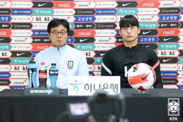 황선홍 올림픽대표팀 감독과 주장 변준수. 사진|KFA 제공