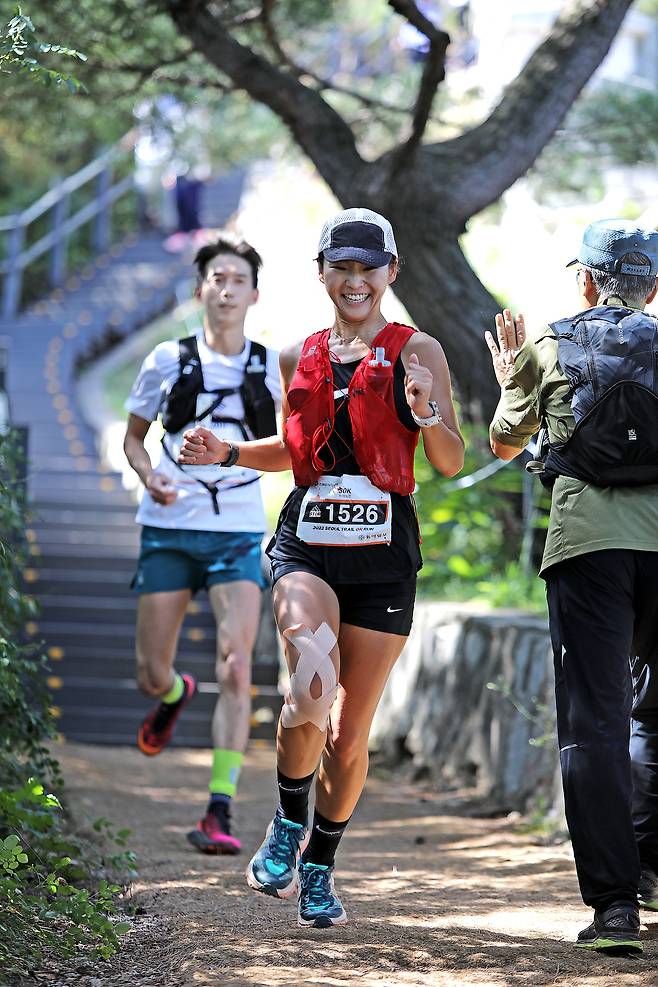24일 열린 서울 트레일온런 30km 여자부에서 우승한 안기현 씨가 산악구간에서 등산객들의 응원을 받으며 달리고 있다. 서울트레일온런 사무국