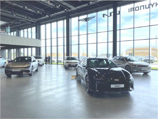 충청남도 태안 'HMG 익스피리언스 드라이빙 센터' 1층에 전시된 전기차 모델. 장우진 기자