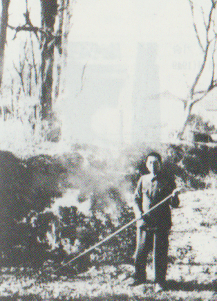 1942년 60만 마리 나비 표본을 소각하는 석주명. 개성 송도교보 교사 시절이다.