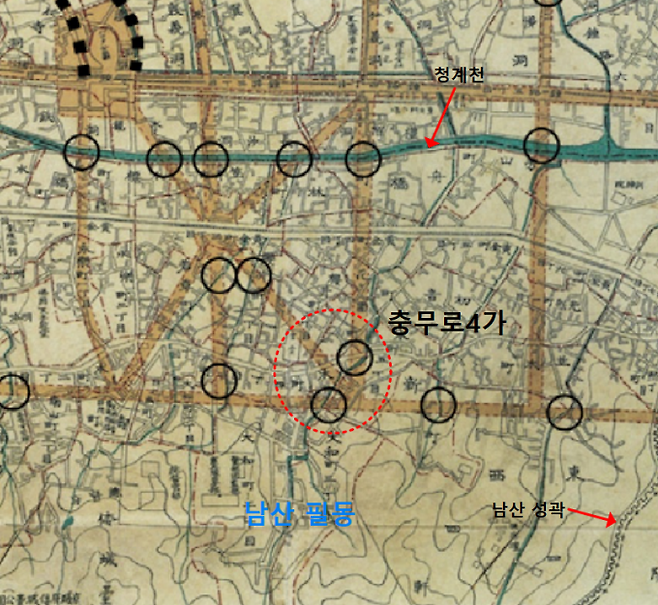 일제강점기 지도로 본 석주명 사망 추정 지점. 남산 필동 계곡에서 내려온 물이 개천을 이룬다. 붉은 점선 안이 개천과 사망 지점 충무로 4가이다. 현재 개천은 복개되어 인쇄골목이 됐다.