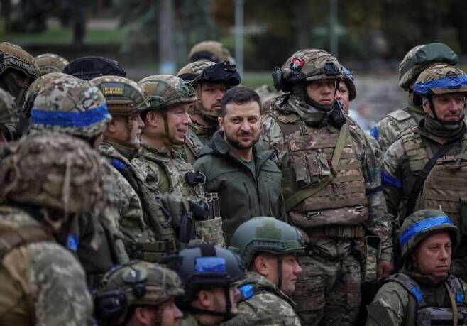 볼로디미르 젤렌스키 우크라이나 대통령이 14일(현지시간) 러시아군으로부터 탈환한 하르키우주 이지움을 방문해 병사들과 함께 사진을 촬영하고 있는 모습. 연합뉴스