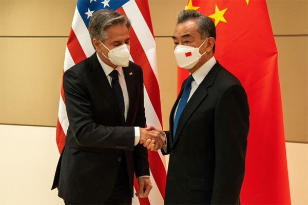 토니 블링컨 미국 국무장관(왼쪽)이 지난 23일(현지시간) 미국 뉴욕에서 왕이 중국 외교부장을 만나 악수하고 있다. [로이터 = 연합뉴스]