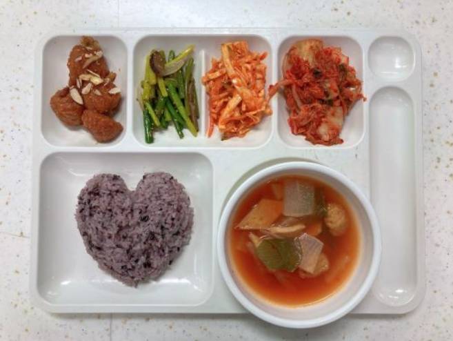 지난해 농림축산식품부 '천원의 아침밥' 사업에서 대상을 수상한 인천대학교의 아침밥 식단./사진=인천대학교