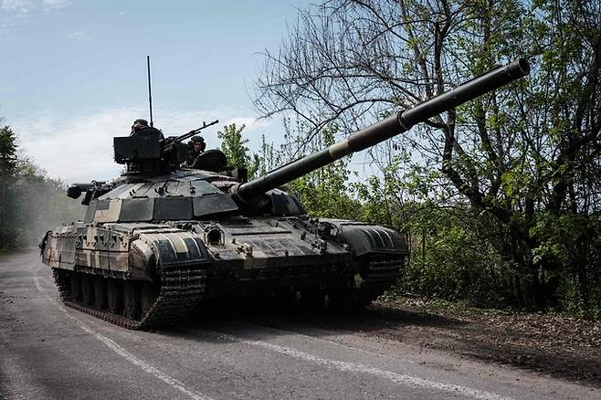 우크라이나 군인들이 동부 돈바스 일대에서 T-72 전차를 몰고 이동하고 있다. 세계일보 자료사진