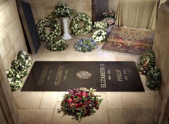 영국 왕실이 공개한 엘리자베스 2세 전 여왕의 무덤. 검정색 추모 석판 아래 지하 묘당에서 아버지(조지 6세), 어머니, 남편(필립공)과 함께 잠들어 있다. 버킹엄궁 제공, AP연합뉴스