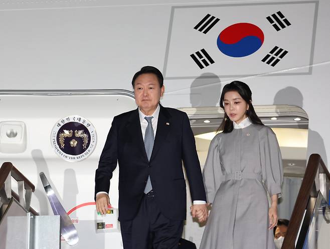 윤석열 대통령과 김건희 여사가 영국·미국·캐나다 순방을 마치고 24일 성남 서울공항에 도착, 공군 1호기에서 내리고 있다. ⓒ여합뉴스