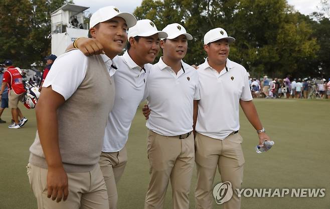 프레지던츠컵 사흘째 경기를 마치고 기념 촬영을 하는 이경훈과 김주형, 김시우, 임성재(왼쪽부터) [EPA=연합뉴스]